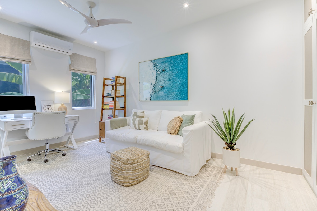 El dormitorio 4 es un espacio flexible con sofá cama, espacio de trabajo y TV. La habitación también cuenta con aire acondicionado, ventilador de techo y baño privado.