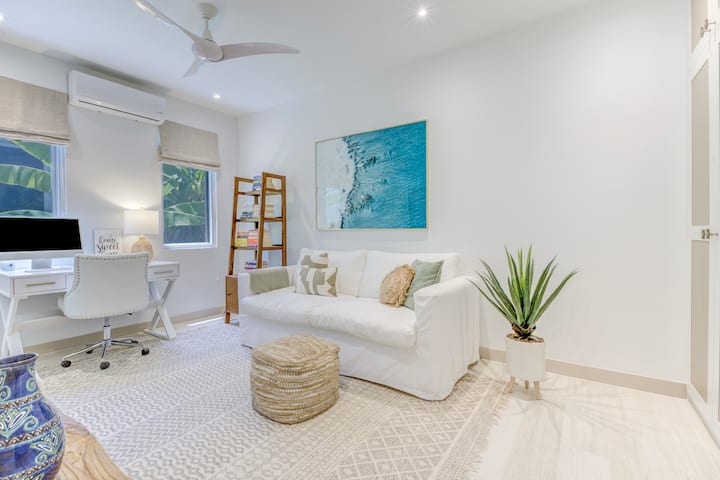 Kamar tidur 4 adalah ruang fleksibel dengan tempat tidur sofa, ruang kerja, dan TV. Kamar ini juga dilengkapi AC, kipas angin langit-langit dan kamar mandi dalam.