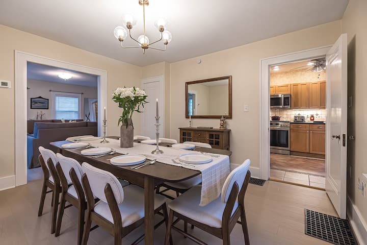 4br Near Mercyhurst + Garage + Backyard | Sleeps 8 - Erie, PA