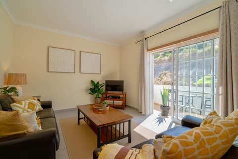 Successful Airbnb property: Central Apartment with 5 min flat walk to beach in União Das Freguesias De Lagoa E Carvoeiro