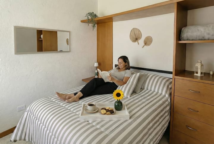 غرفة نوم رئيسية واسعة ومريحة: سرير مريح وتصميم دافئ وإضاءة طبيعية للراحة أو القراءة أو الاستمتاع بقهوة الصباح في هدوء تام. ️☕✨