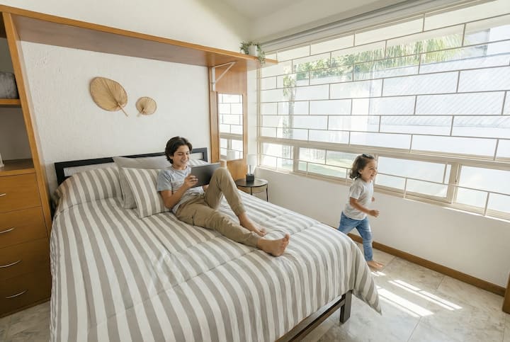 غرفة نوم ثانوية مريحة ومشرقة: مثالية للاسترخاء بعد يوم من المشي، مع سرير كبير وإضاءة طبيعية وأجواء هادئة مثالية للعائلات. ️✨