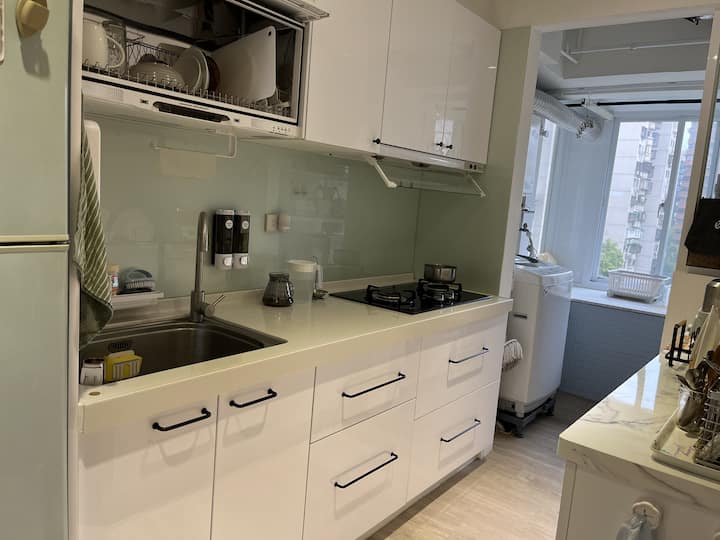 簡單的共享廚房，提供基本烹飪和加熱設備，方便房客在住宿期間準備輕食或簡單餐點。  

簡單的共用廚房，配備基本廚具和加熱設備，可烹調輕食。