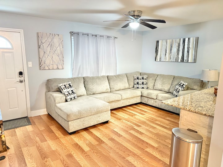 Recently Updated Trendy Biloxi Beach Condo - Harrah's Gulf Coast
