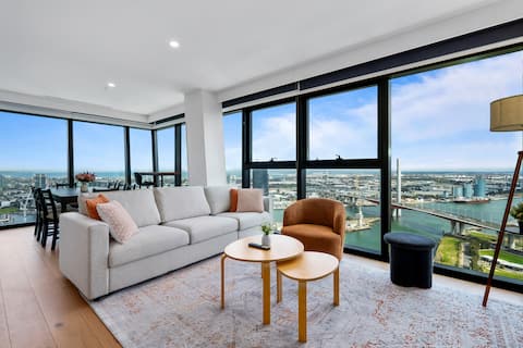 Popular Airbnb listing: Luxury 3BR 3Bath | Skyline Views & Free Parking in Docklands