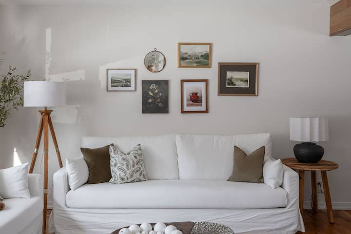 Olive + Oak - A Peaceful Family Retreat - Minnetonka, MN