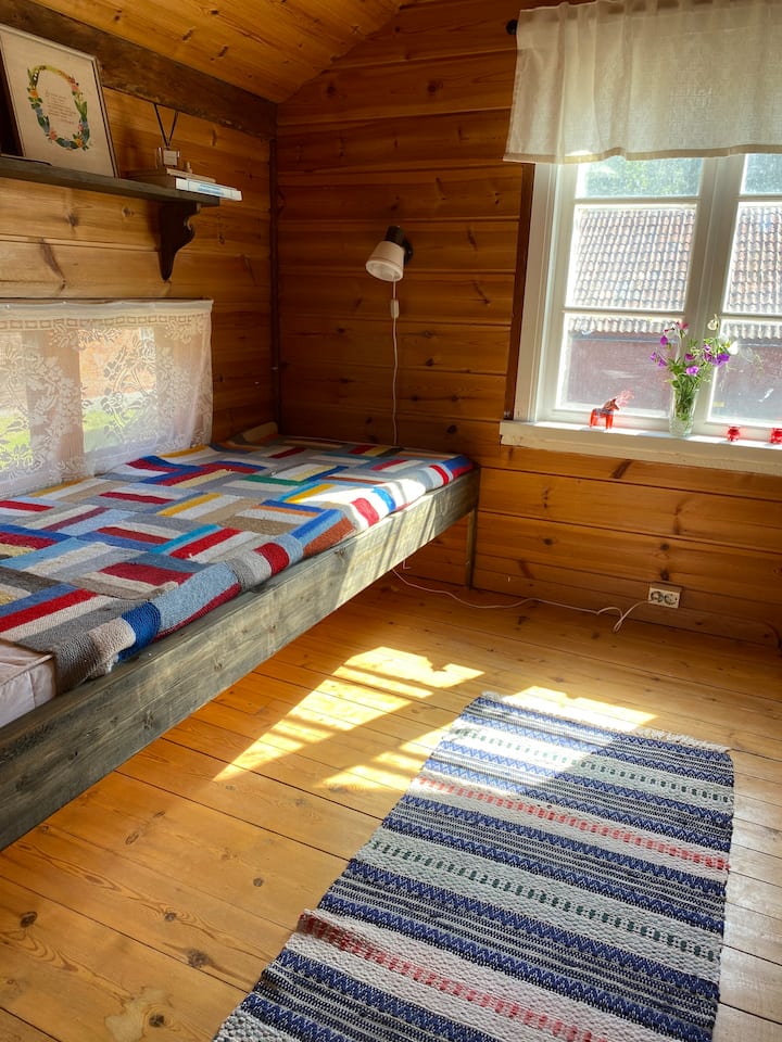 Krevet na stubištu.
Napomena: strme stepenice. 