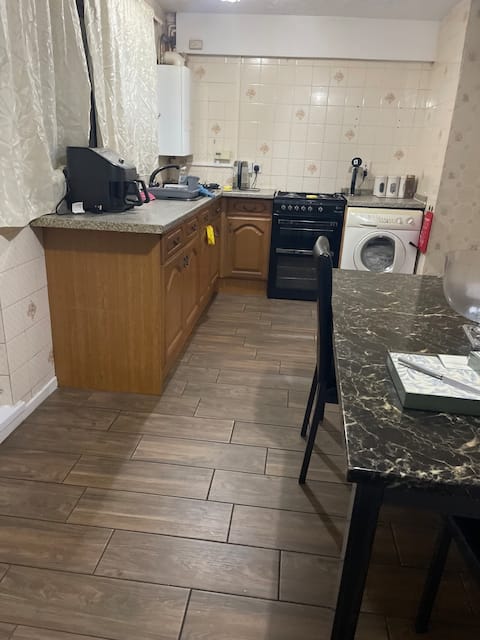 Popular Airbnb listing: -spacious 4 bedroom house fully equipped near town in Manor Castle