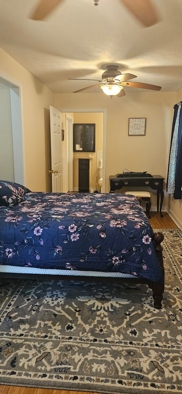 Ubatili katika chumba cha kulala huongezeka maradufu kama sehemu ya kufanyia kazi. 