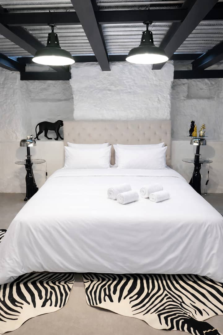 Habitación en el sótano, debajo de la sala de estar. Gran espacio de almacenamiento 
sala de trabajo también separada