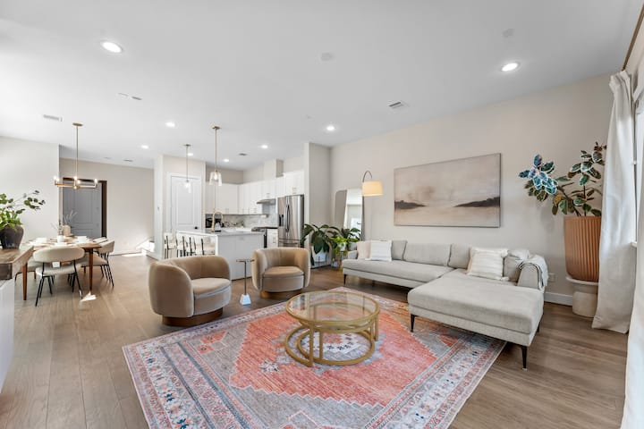 Просторна всекидневна с отворена концепция, идеална за отдих, общуване и филмови вечери с приятели или семейство.