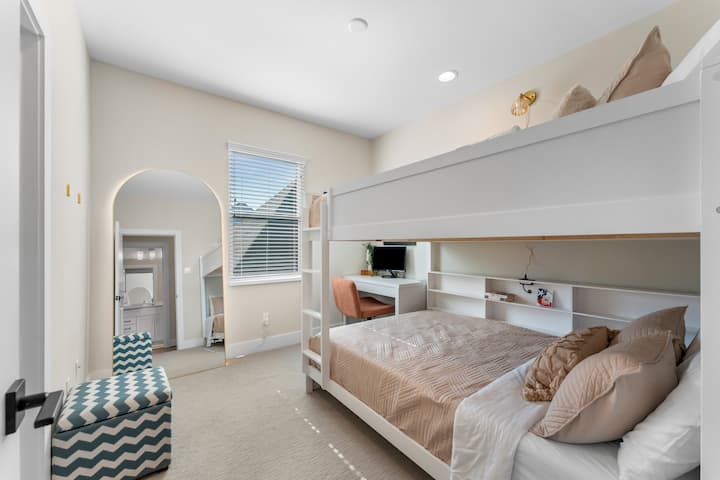 Елегантно, тихо пространство с двуетажни легла с двойни легла – чудесно за приятели, тийнейджъри или пътуващи по работа. 
Забележка за безопасност: максимално допустимо тегло на горното легло 90,7 кг; общото тегло на двуетажното легло не трябва да надвишава 272,2 кг.