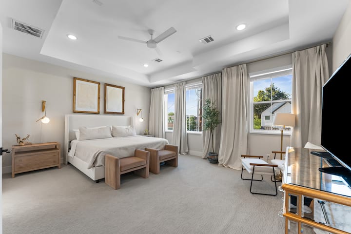 Отпуснете се в уединеното си място за почивка – луксозно легло и много естествена светлина и затъмняващи завеси за спокоен сън.