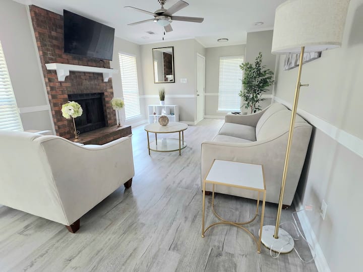 טלוויזיה חכמה המורכבת על הקיר ומקומות ישיבה מפנקים.  מבט שונה על ספה נפתחת בגודל מלא.