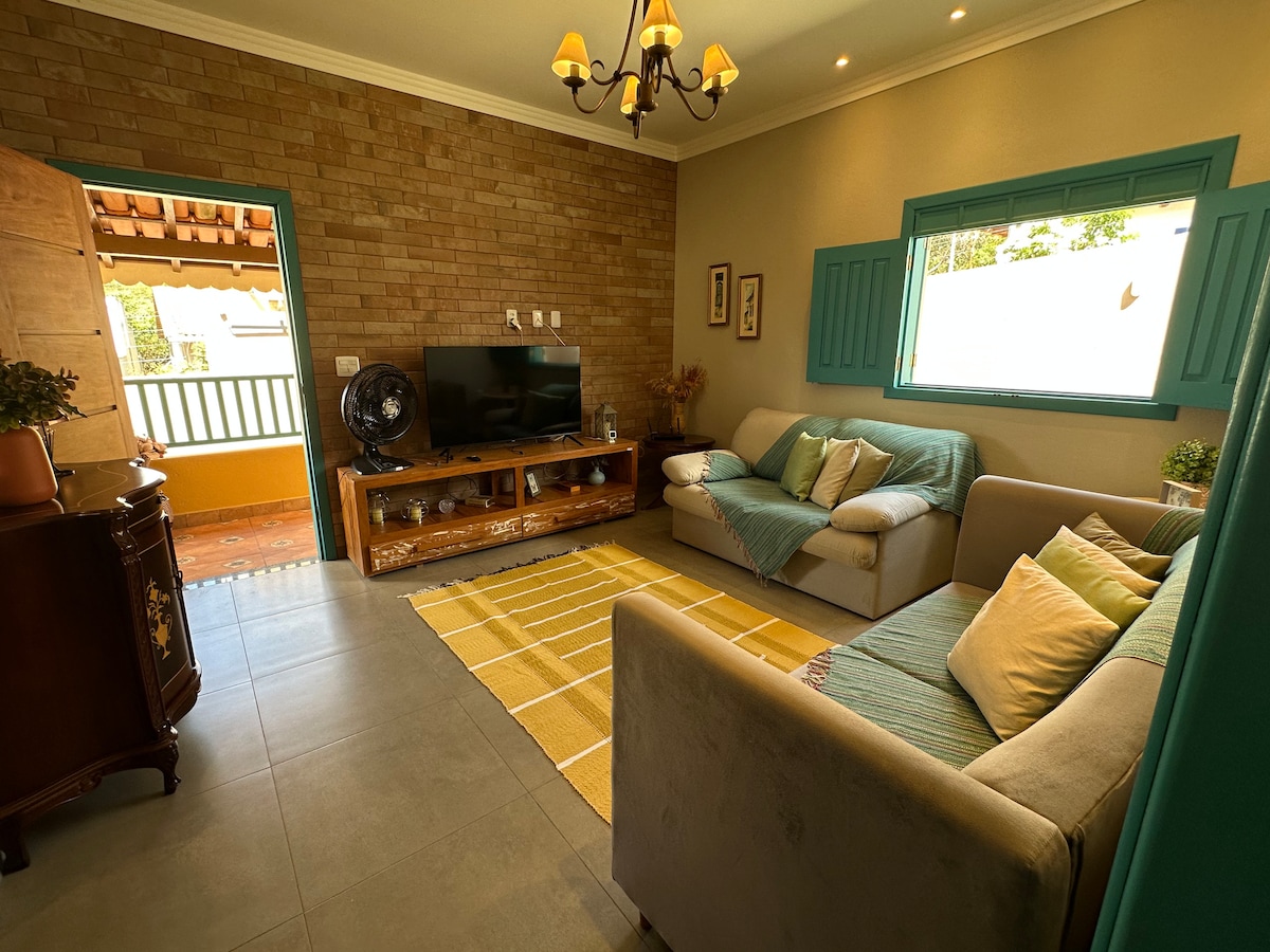 Dnevni boravak sa Smart TV-om, kaučom na razvlačenje, kaučem za 3 osobe i prijenosnim ventilatorom. 
