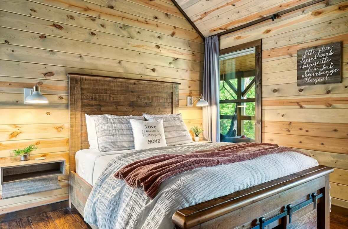 El dormitorio del nivel inferior tiene una cama tamaño king con baño completo privado adjunto.