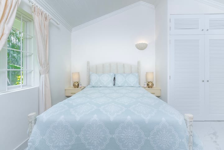 Prostrana spavaća soba 3 sa američkim bračnim krevetom, klima uređajem, plafonskim ventilatorom i prostranim kupatilom.