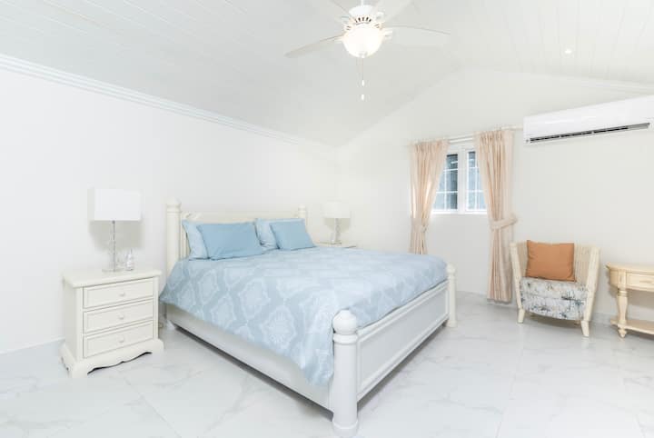 Prostrana spavaća soba 2 sa bračnim krevetom, klima uređajem, plafonskim ventilatorom i prostranim kupatilom.