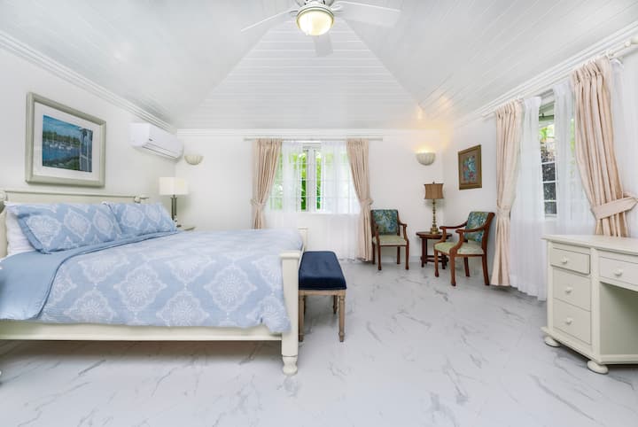 Prostrana glavna spavaća soba sa američkim bračnim krevetom, klima uređajem, plafonskim ventilatorom, garderobom i prostranim kupatilom sa kadom i tuš kabinom.