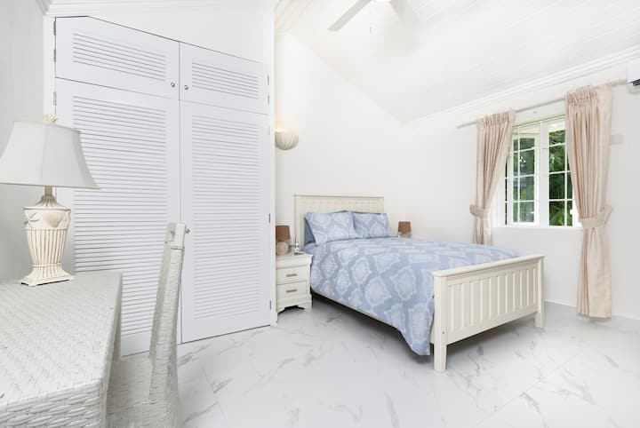 Prostrana spavaća soba 5 sa bračnim krevetom, klima-uređajem, plafonskim ventilatorom i prostranim kupatilom sa kadom i tuš-kabinom.