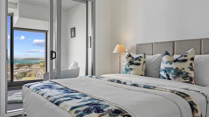 卧室通往温室区，并提供额外的座位。