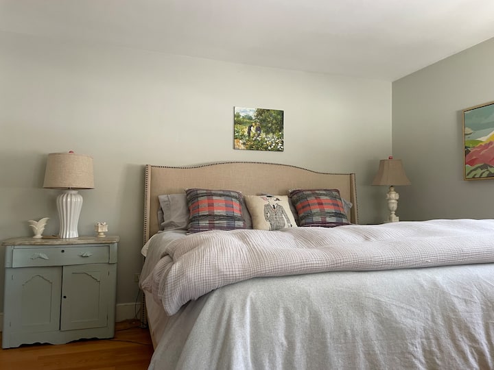 Madrac Tempurpedic dimenzija 180x200 cm i privatna kupaonica.  Ima klima-uređaj s prozorom. 

 U ovu sobu može se jednostavno dodati krevet za jednu osobu. 