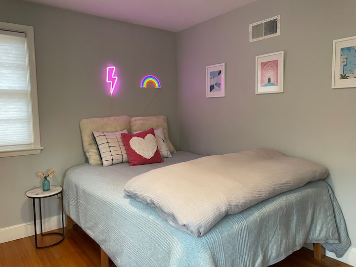 Prostrana i svijetla soba s klima-uređajem. 
U ovu sobu može se dodati prijenosni krevet za jednu osobu.