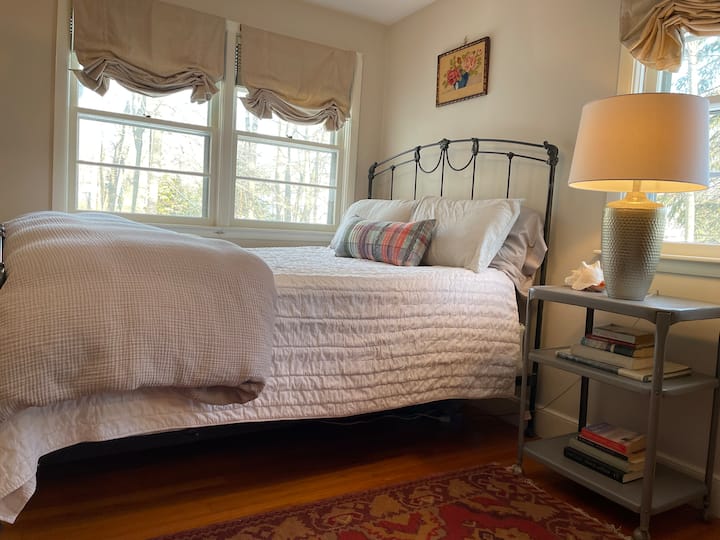 Prostrana spavaća soba s klimatizacijom i zavjesama koje potpuno zamračuju prostoriju.
U ovu sobu može se dodati prijenosni dvosjed. 