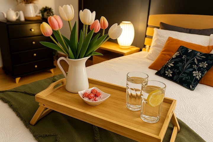 宽敞的主卧室配有一张加大双人床、电视、水壶和2人沙发。 专为舒适和放松而设计的私人度假胜地。