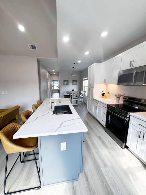 Adorable Home only 17 min from Galveston seawall