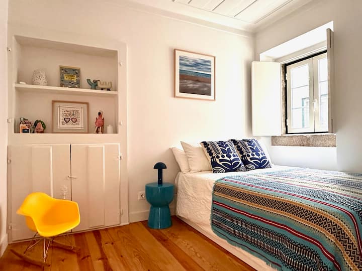 Спалня с двойно легло и гардероб с три врати. При поискване може да бъде осигурено преносимо бебешко легло.