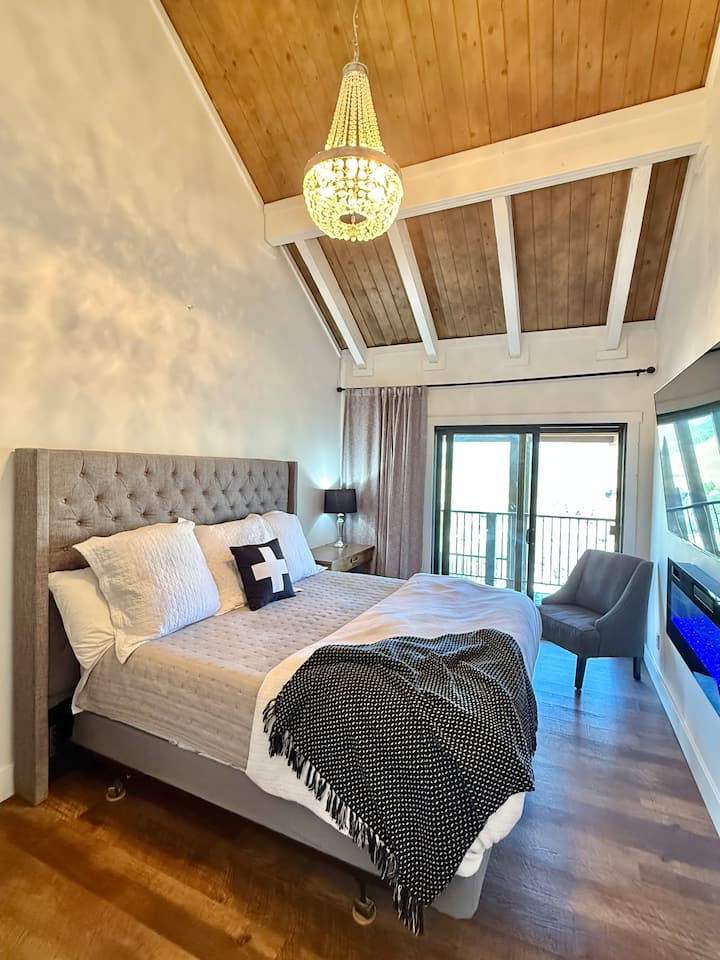 Dhomë gjumi në katin e poshtëm me krevat dopio "King", oxhak elektrik dhe televizor