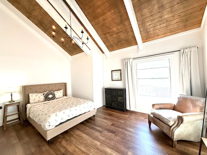 Dhomë gjumi "queen" në katin e poshtëm. 