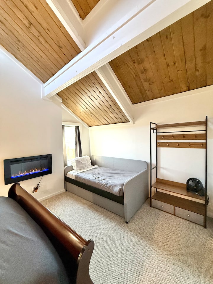 Dhomë private në katin e sipërm me një krevat dopio "Queen".  