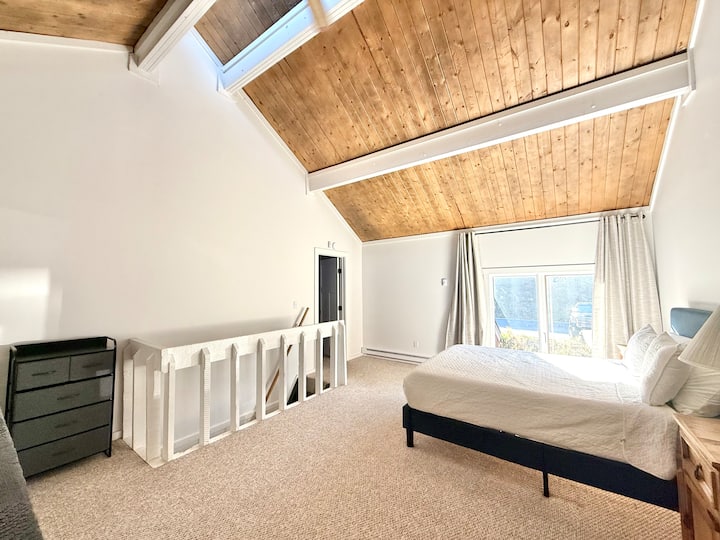 Dhomë gjumi e madhe me "Queen" në krye të shkallëve.