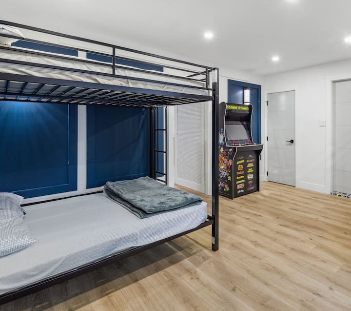 Igraonica / 4. spavaća soba:
Sadrži krevet na kat s dva kreveta od 120 cm širine na kojima mogu spavati do 4 osobe, a idealan je za djecu. Uživajte u dvjema arkadnim igrama, uključujući klasični fliper i arkadnu konzolu s 500 igara za neprekidnu zabavu.