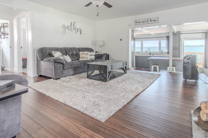 Tranquil 4 Bedroom Lake House On Guffin Bay - Sackets Harbor, NY