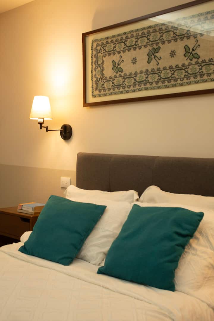 Собата добива природна светлина благодарение на прозорците, создавајќи топла и пријатна атмосфера. Покрај тоа, има клима уред кој обезбедува контролирана вентилација и идеална температура во текот на вашиот престој.