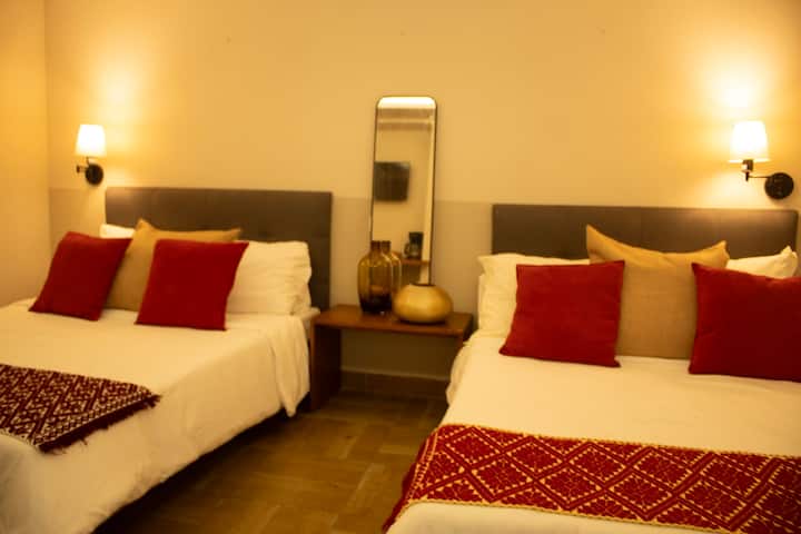 Собата добива природна светлина благодарение на прозорците, создавајќи топла и пријатна атмосфера. Покрај тоа, има клима уред кој обезбедува контролирана вентилација и идеална температура во текот на вашиот престој. 2 брачни кревета 