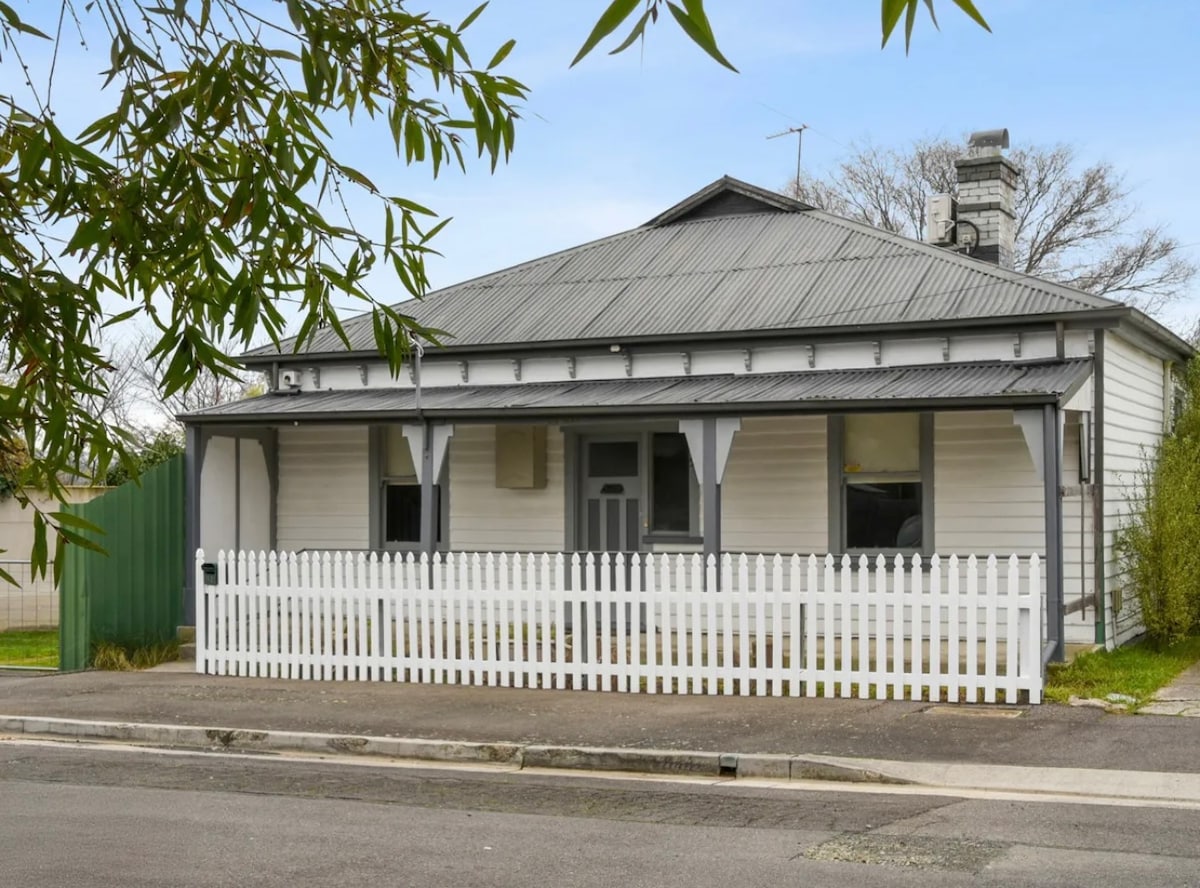Entire Cozy Home near Stadium, Backyard & Parking - Houses for Rent in ...