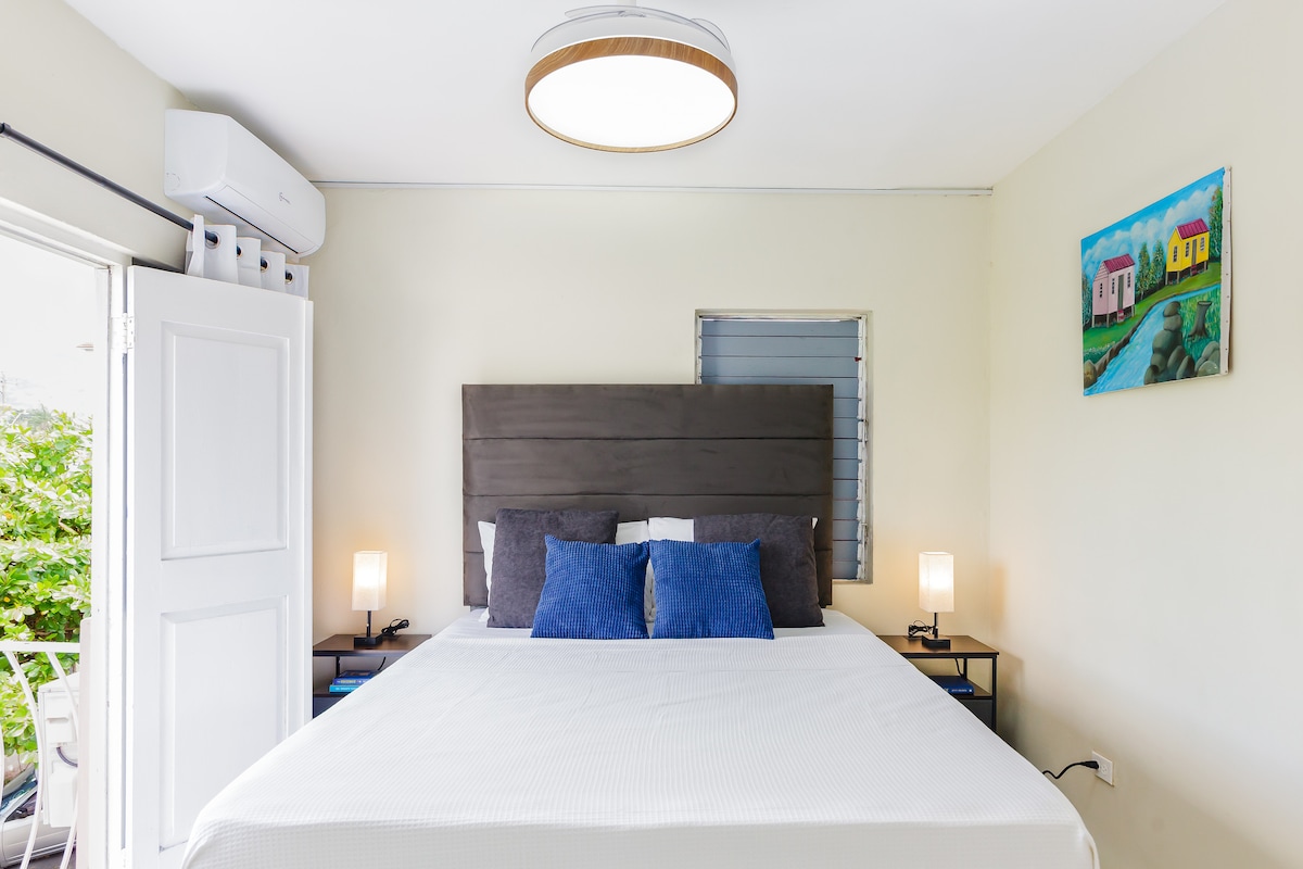 Útulná posteľ s matracom Pillow Top vo veľkosti Queen, klimatizácia a stropný ventilátor