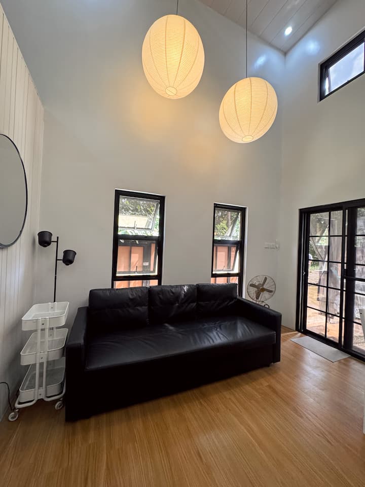 ✅ Televisión inteligente con Netflix, HBO, Disney+, Apple TV, Prime Video y más
✅ Ventiladores de techo para una sensación de brisa y relajación.
️✅ Sofá cama que se convierte en una cómoda cama tamaño king.
