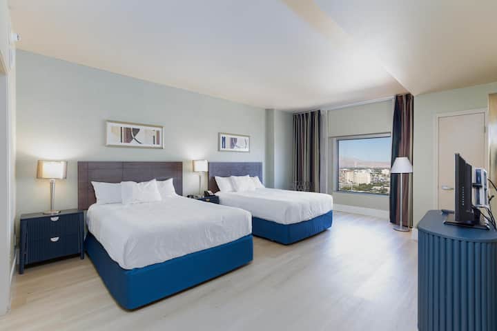 ห้องนอนพร้อมเตียงควีนไซส์ 2 หลัง