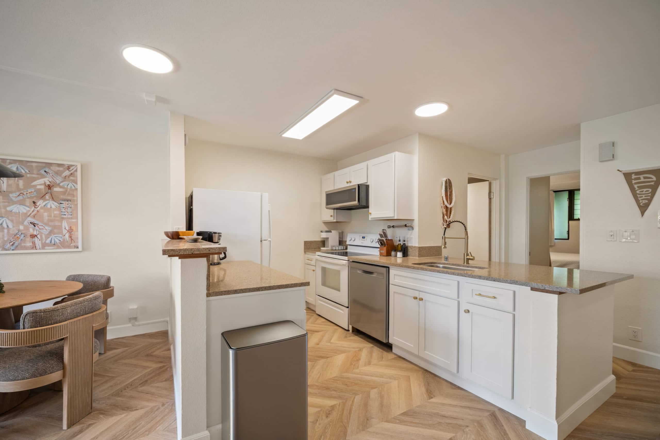 Modern Poipu condo, ocean views, AC, amenities! - Photo 13