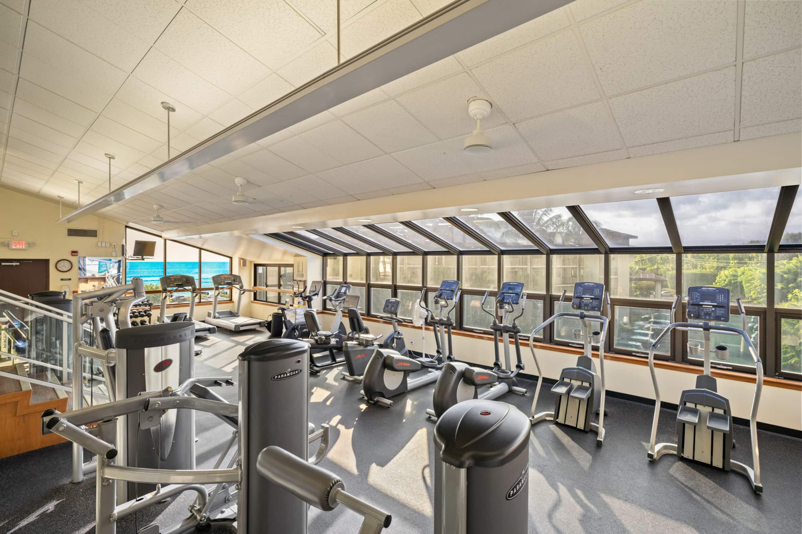 Modern Poipu condo, ocean views, AC, amenities! - Photo 33