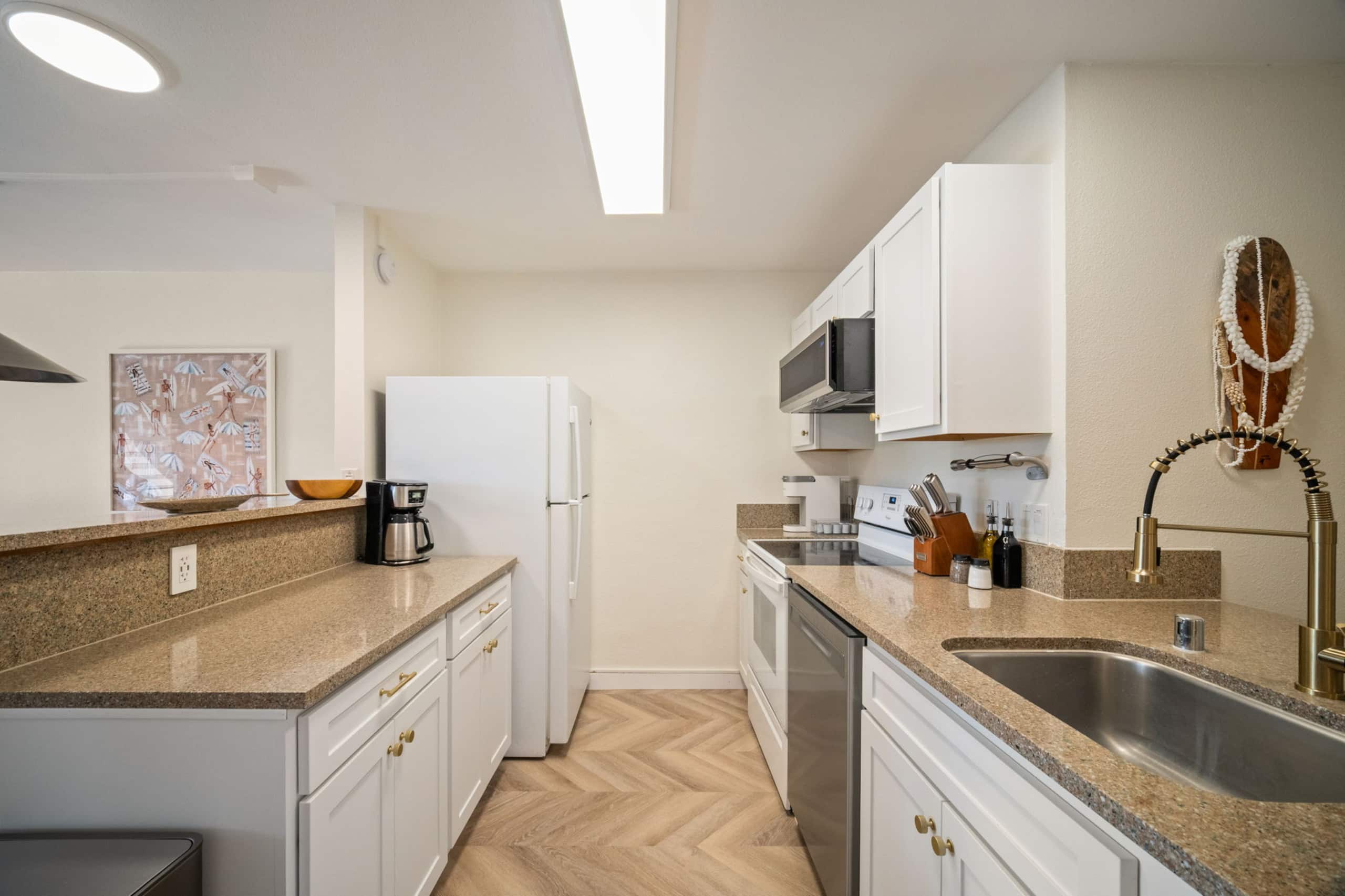Modern Poipu condo, ocean views, AC, amenities! - Photo 14