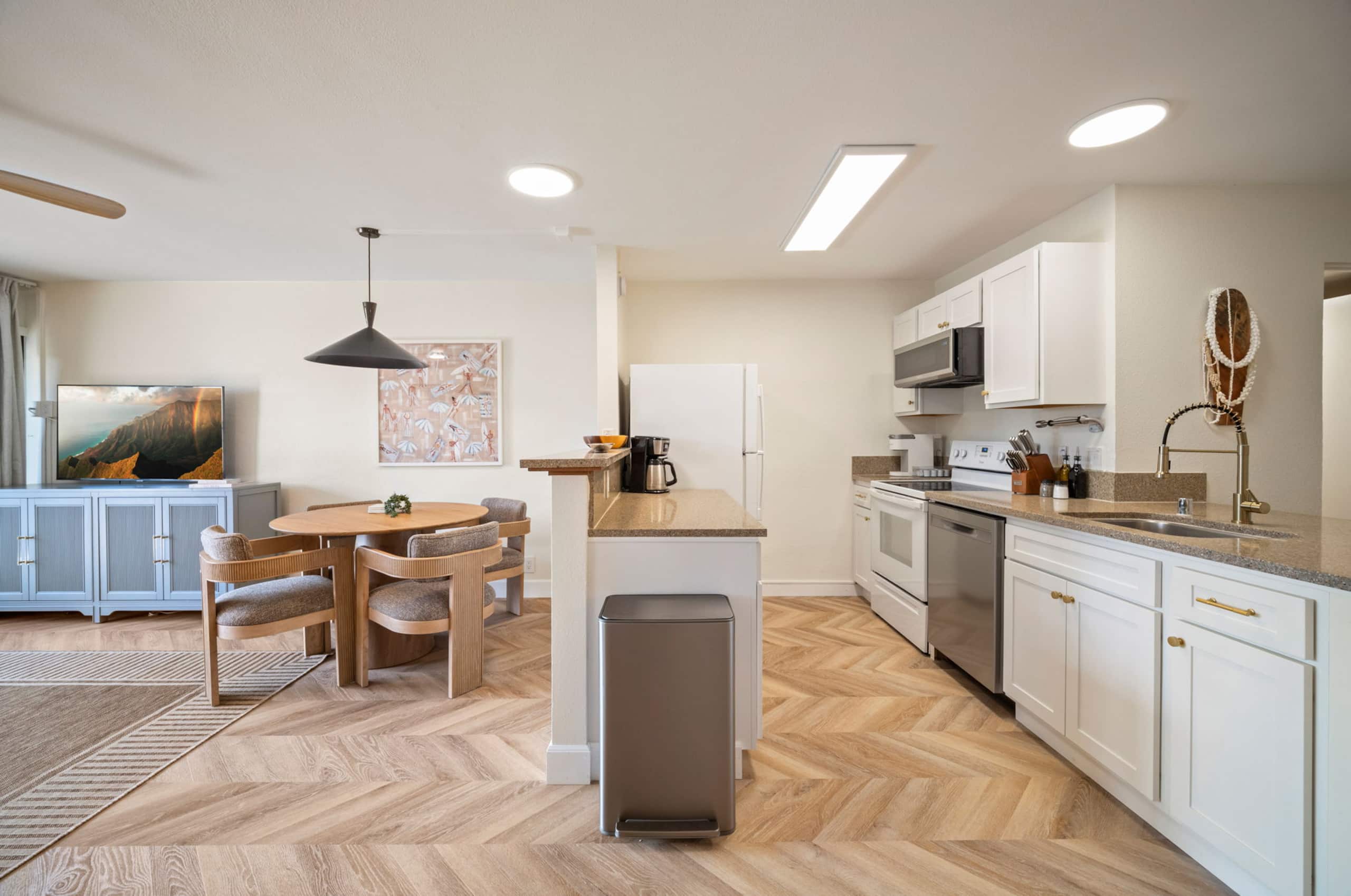Modern Poipu condo, ocean views, AC, amenities! - Photo 17