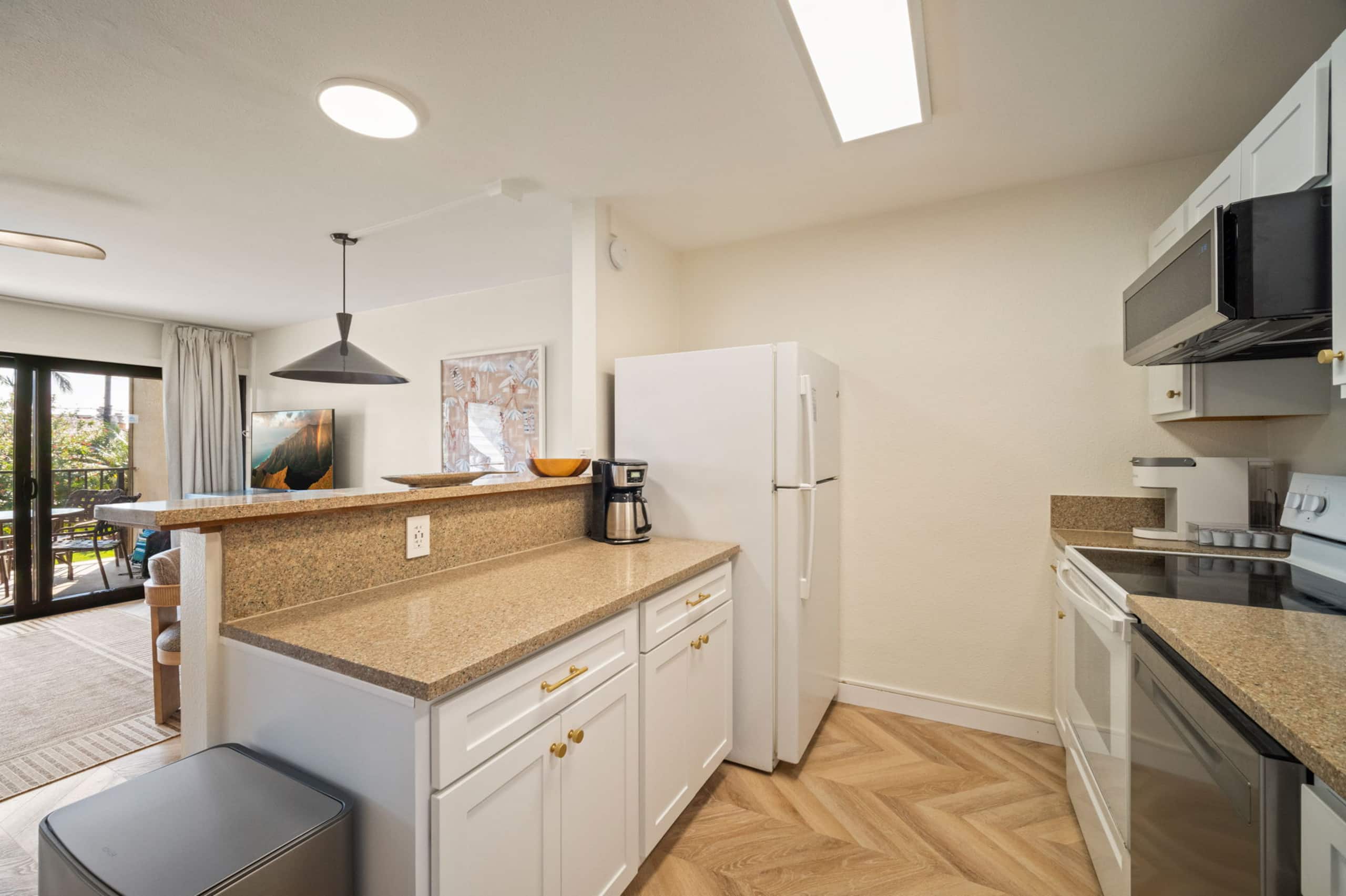 Modern Poipu condo, ocean views, AC, amenities! - Photo 15