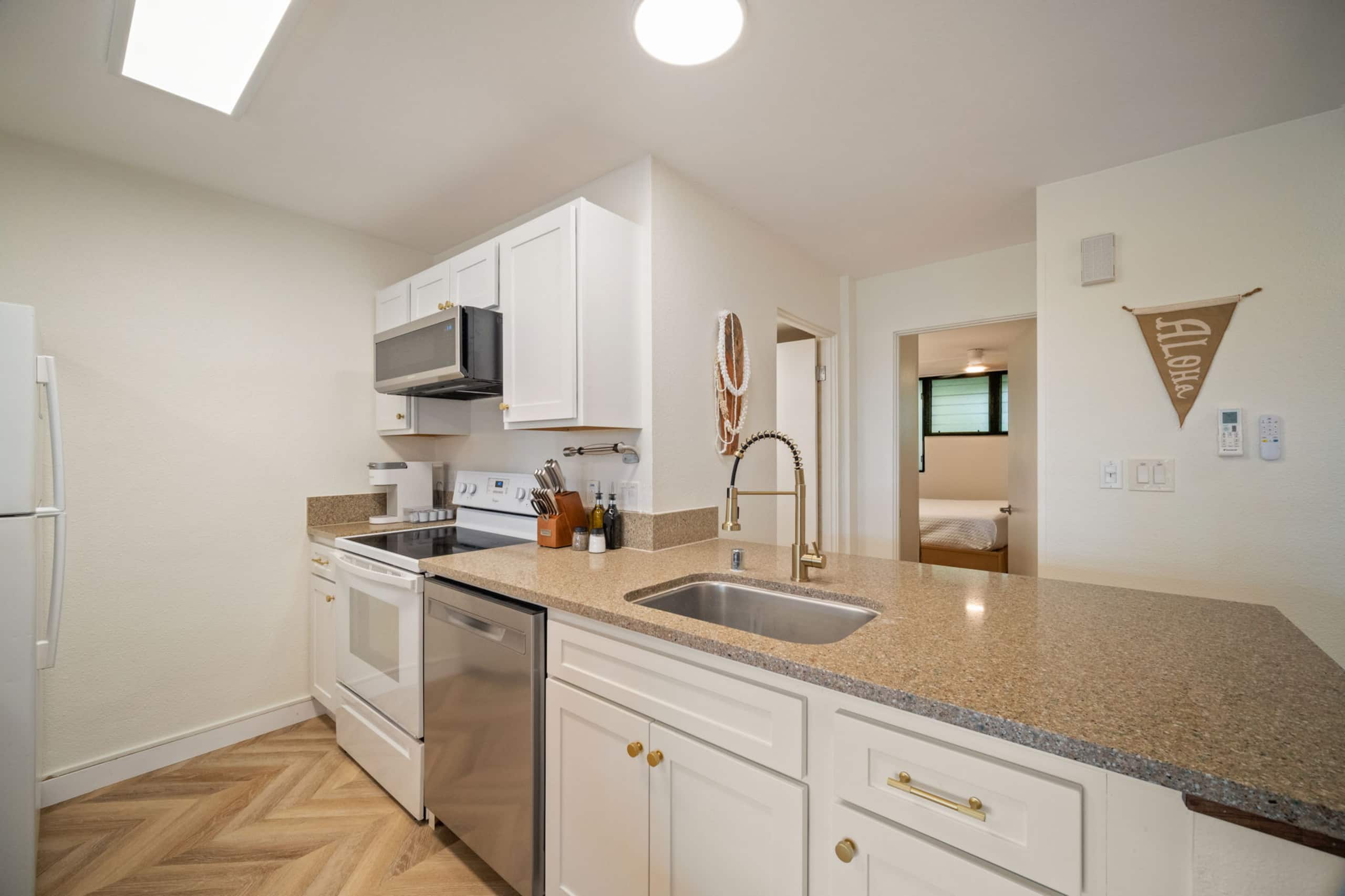 Modern Poipu condo, ocean views, AC, amenities! - Photo 16