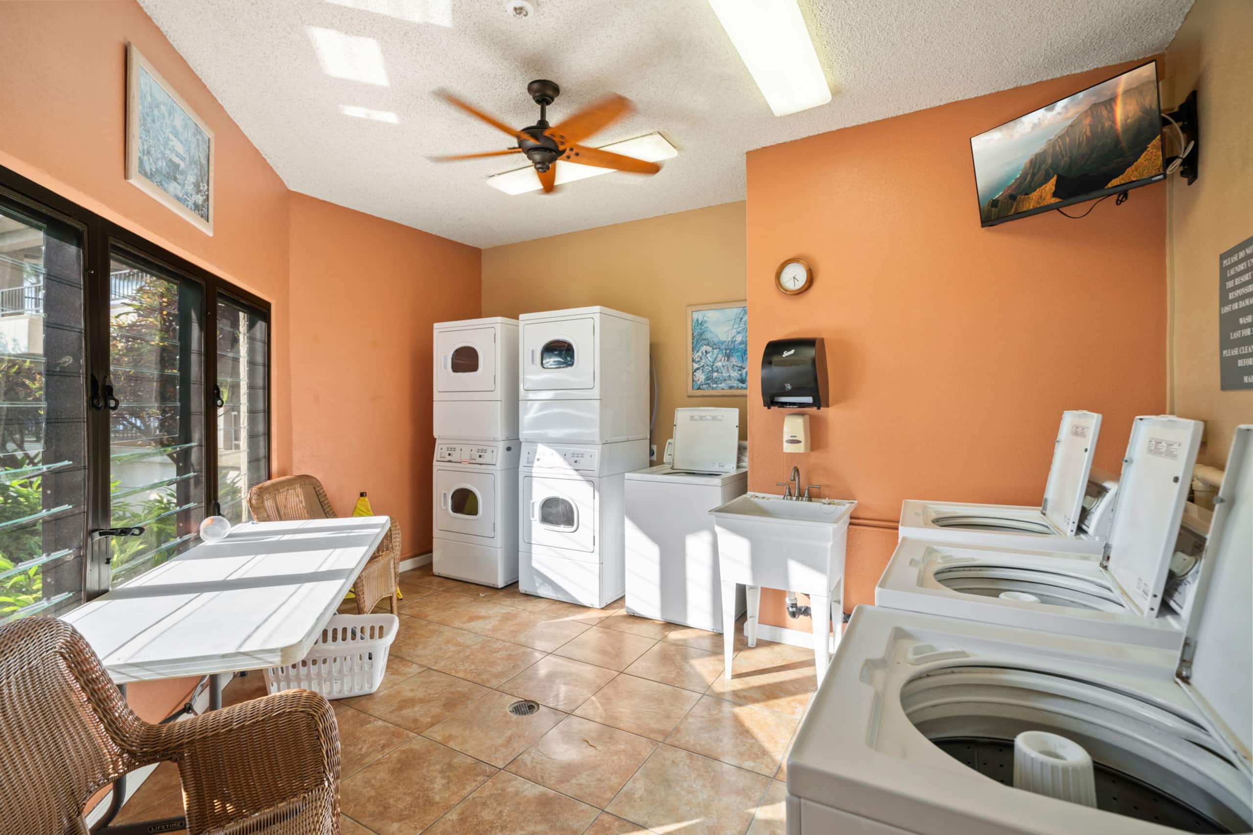 Modern Poipu condo, ocean views, AC, amenities! - Photo 20